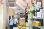 Cơ quan chức năng kiểm tra kho thuốc tân dược có chứa hàng giả. Ảnh: CÔNG AN THANH HÓA