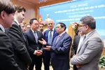 Thủ tướng Phạm Minh Chính trao đổi với các nhà đầu tư nước ngoài. Ảnh: VIẾT CHUNG