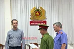 Công an thi hành quyết định với bị can Maksim Zubkov. Ảnh: CHÍ THẠCH