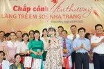 Nữ tỷ phú Nguyễn Thị Phương Thảo bất ngờ thăm các em nhỏ Làng SOS