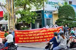 Khách hàng căng băng rôn đòi lại tài sản tại Vietcombank Sóc Trăng vào ngày 30-10