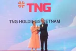 Đại diện TNG Holdings Vietnam trên sân khấu Lễ trao giải thưởng “Nơi làm việc tốt nhất châu Á” 