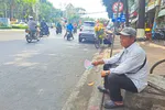 Người bán vé số dạo tại đường Quang Trung (quận Ninh Kiều, TP Cần Thơ).