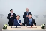 Chủ tịch UBND TPHCM Phan Văn Mãi và Giám đốc điều hành WEF Jeremy Jurgens tại lễ ký kết