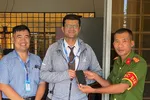 Vĩnh Long: Công an xã Tân Thành Bình trao trả điện thoại cho du khách Ấn Độ