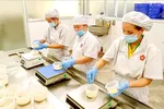 Công nhân chế biến thực phẩm tại Công ty cổ phần Thực phẩm Anh Kim (TPHCM) (ẢNH: HOÀNG QUÂN)