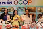 Giới thiệu sản phẩm OCOP tại một sự kiện về du lịch được tổ chức tại phường Bạc Liêu