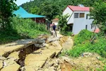 Đường dân sinh tại bản Thanh Sơn (xã Quan Sơn, tỉnh Thanh Hóa) xuất hiện nhiều vết nứt, sụt lún. ẢNH: ĐẶNG TRUNG