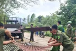 Công an xã Ia Pa tham gia giúp dân khắc phục nhà cửa bị hư hỏng. Ảnh: DUY ANH