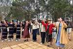 Du khách nắm chặt tay nghệ nhân, cùng nhau nhảy theo tiếng chiêng
