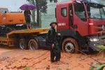 Hình ảnh người lính quyết tâm 'mở đường thắng lợi' giúp đỡ đồng bào trong mưa lũ