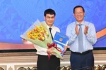 Ông Phan Văn Mãi trao quyết định đến ông Quách Ngọc Tuấn. Ảnh: VIỆT DŨNG