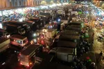 Nhiều xe tải tập trung vận chuyển hàng hóa tại chợ đầu mối Bình Điền mỗi đêm (ẢNH: HOÀNG HÙNG)