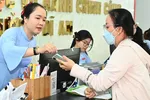 Cán bộ Trung tâm Phục vụ hành chính công phường Dĩ An hướng dẫn người dân đến làm thủ tục hành chính. Ảnh: VIỆT DŨNG