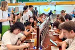 Du khách tham quan, mua sắm các sản phẩm lưu niệm tại Bưu điện TPHCM (ẢNH: HOÀNG HÙNG)