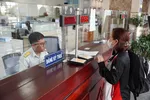 Người dân làm thủ tục về thuế tại Cơ quan Thuế TPHCM. Ảnh: HOÀNG HÙNG