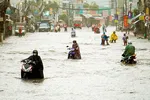 Đường 2 Tháng 4 (phường Bắc Nha Trang, tỉnh Khánh Hòa) ngập sâu do mưa lớn. Ảnh: HIẾU GIANG