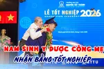 Nam sinh y dược cõng mẹ nhận bằng tốt nghiệp