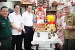 Đồng chí Nguyễn Văn Thọ trao quà tri ân đến ông Tô Phương Hùng