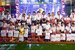 Phó Chủ tịch HĐND TP Cần Thơ Lý Rotha và Phó Tổng Biên tập Báo SGGP Nguyễn Đức Hiển trao xe đạp và quà cho các em học sinh