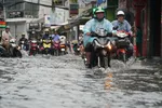 Mưa ngập trên đường Lý Thường Kiệt, phường Bảy Hiền, TPHCM: Ảnh: KIÊN CƯỜNG