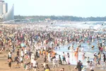 Dù kỳ nghỉ lễ ngắn ngày nhưng lượng khách du lịch đến Vũng Tàu rất đông