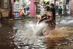 Mưa lớn kết hợp triều cường, nhiều tuyến đường ở Thủ Dầu Một ngập sâu