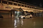 Triều cường trên sông Sài Gòn gây ngập nhiều tuyến đường ven sông, tối 28-10. Ảnh: DUY TRẦN