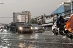 Mưa lớn gây ngập trên đường Đinh Bộ Lĩnh, phường Bình Thạnh, TPHCM chiều tối 15-6. Ảnh: ANH VŨ - MINH HẢI