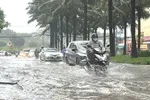 Mưa lớn ở TPHCM chiều 23-9 gây ngập đường 9A, khu dân cư Trung Sơn, xã Bình Hưng. Ảnh: QUỐC HÙNG