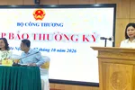 Bà Nguyễn Thị Thúy Hiền, Phó Cục trưởng Cục Quản lý và Phát triển thị trường trong nước, thông tin tại cuộc họp báo chiều 7-10. Ảnh: PHÚC HẬU