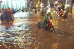 Nước ngập sâu tại hẻm 602 Điện Biên Phủ (phường Thạnh Mỹ Tây, TPHCM) vào ngày 1-10 do mưa lớn. Ảnh: ĐÌNH DƯ
