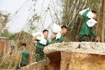 Lính phòng không Lữ đoàn 573, Quân khu 5 huy động bao cát vá đê vỡ tại xã Tuy Phước, Gia Lai, chuẩn bị ứng phó đợt mưa bão mới