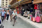 Chợ truyền thống xoay xở để giữ khách