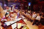 Khách thưởng thức các tiết mục nghệ thuật tại Chào Show (số 6 Nguyễn Siêu, phường Sài Gòn, TPHCM). Ảnh: HOÀNG HÙNG