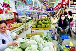 Khách chọn mua trái cây, rau quả tại siêu thị ở phường An Khánh, TPHCM. Ảnh: GIA HÂN