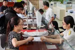 Tiếp nhận và giải quyết hồ sơ thuế tại trụ sở Thuế TPHCM. ẢNH: HOÀNG HÙNG