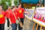 Người dân phường Bến Thành tham quan triển lãm ảnh về những thành tựu kinh tế - xã hội, quốc phòng an ninh. ẢNH: MẠNH THẮNG