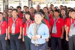 Trưởng Ban Tuyên giáo và Dân vận Thành ủy TPHCM Dương Anh Đức cùng đoàn đại biểu dâng hương tưởng niệm tại Nghĩa trang Liệt sĩ Quốc gia Đường 9. Ảnh: HOÀNG HÙNG