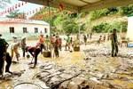 Dọn dẹp bùn sau mưa lũ tại Trường Mầm non Mường Típ (xã Mường Típ, tỉnh Nghệ An)