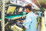 Công nhân lắp ráp thiết bị điện tử tại Nhà máy Datalogic Việt Nam – doanh nghiệp FDI (Khu Công nghệ cao TPHCM). Ảnh: HOÀNG HÙNG