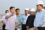 Ông Phạm Hồng Quang, Tổng giám đốc Tổng công ty Đầu tư phát triển đường cao tốc Việt Nam (bên trái) báo cáo về phương án thu phí