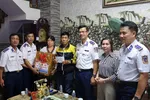 Đại tá Cao Xuân Quận, Phó Chính ủy Vùng Cảnh sát biển 3 tặng quà cho các gia đình chính sách và ngư dân có hoàn cảnh khó khăn ở đặc khu Phú Quý