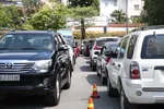 Phương tiện xếp hàng trên đường Đồng Văn Cống hướng về phà Cát Lái. Ảnh: QUỐC HÙNG