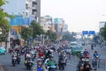 Phương tiện lưu thông đảo chiều đường Cộng Hòa hướng từ đường Trường Chinh về đường Hoàng Văn Thụ. Ảnh: QUỐC HÙNG