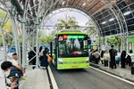 Hành khách đi xe buýt tại bến xe buýt trung tâm Sài Gòn. Ảnh: QUỐC HÙNG