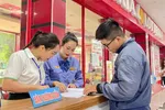Hành khách mua vé trực tiếp ở ga Sài Gòn. Ảnh: QUỐC HÙNG