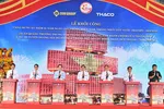 Các đồng chí lãnh đạo, nguyên lãnh đạo Đảng, Nhà nước và TPHCM, cùng đại biểu thực hiện nghi thức khởi công dự án. Ảnh: VIỆT DŨNG