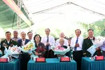 Các đồng chí lãnh đạo, nguyên lãnh đạo Trung ương và TPHCM trao hoa đến các Mẹ Việt Nam Anh hùng, Anh hùng Lực lượng vũ trang nhân dân