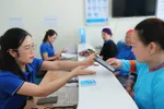 VinaPhone phục vụ khách xác thực thông tin tại điểm giao dịch VNPT Bắc Hà - Lào Cai.